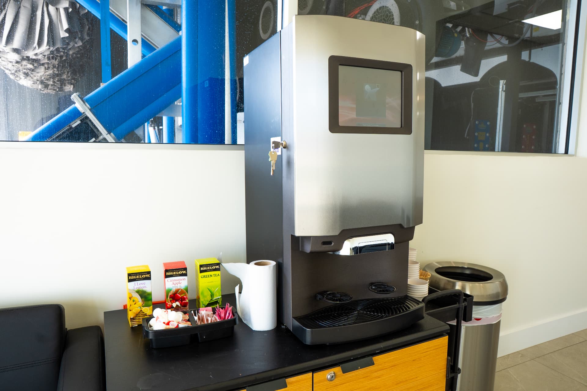 Complimentary coffee and tea station at Sunshine Car Wash