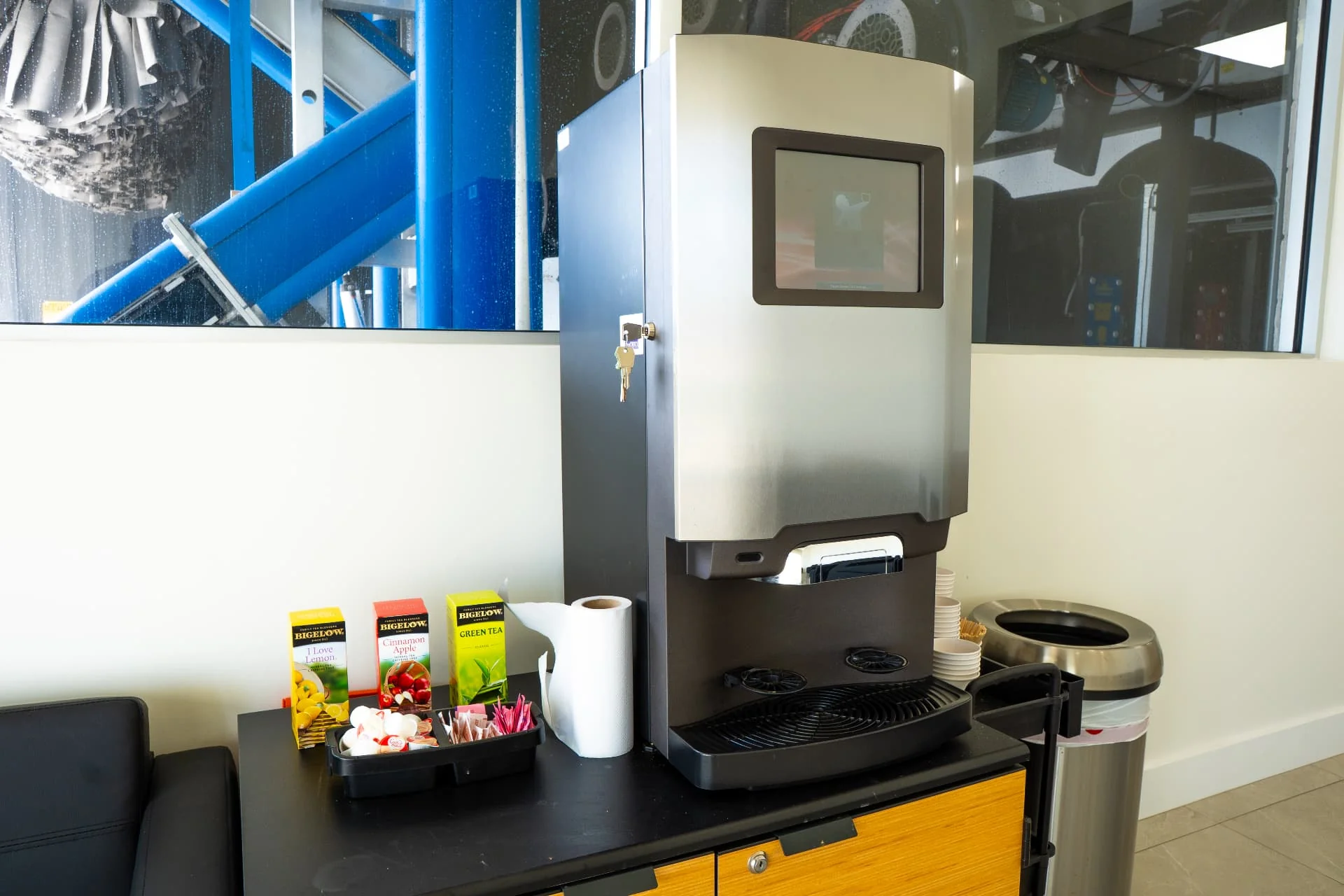 Complimentary coffee and tea station at Sunshine Car Wash